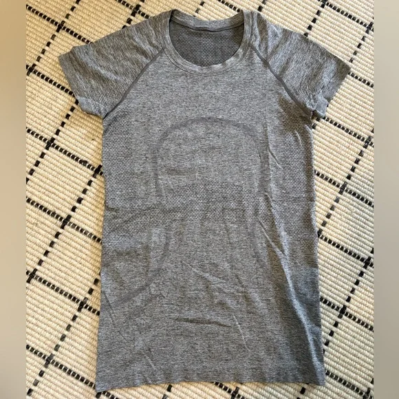 Lululemon Gray Women's Short-Sleeve Swiftly Tech 2.0 Waist Length Tee Size 6 - Picture 1 of 3